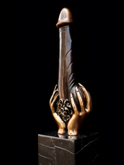 Phallus in Ladies Hand - Zweiton Braun - Skulptur