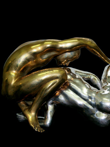 Due gay che giocano - scultura in bronzo