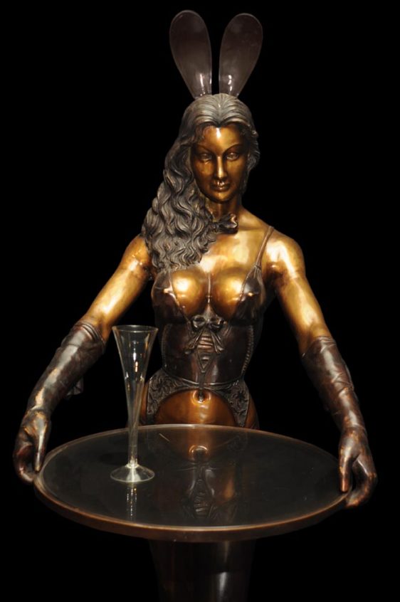 Coniglietta cameriera - grandezza naturale - Marrone - scultura in bronzo