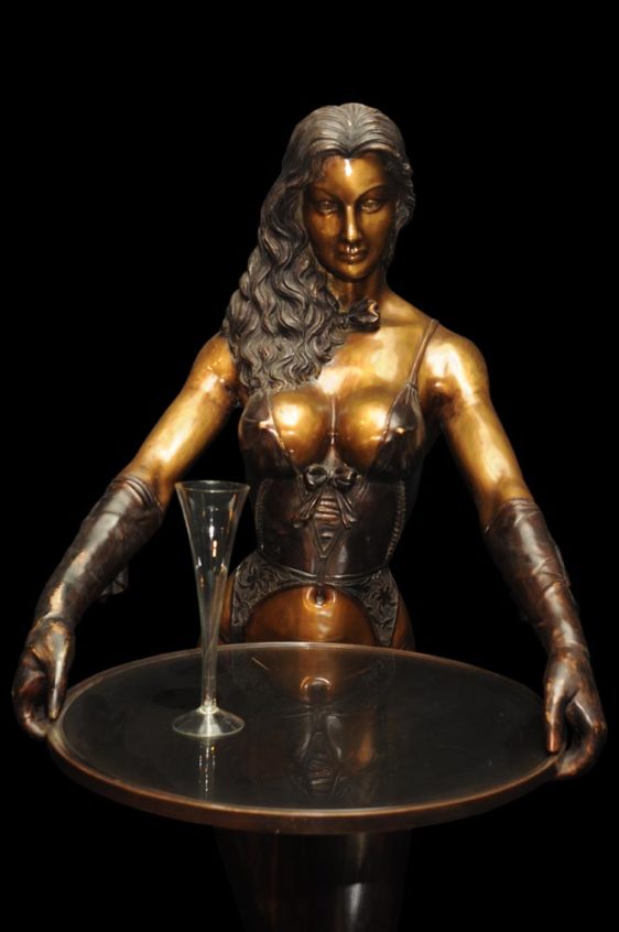 Cameriera - grandezza naturale - due tonalità di marrone - scultura in bronzo